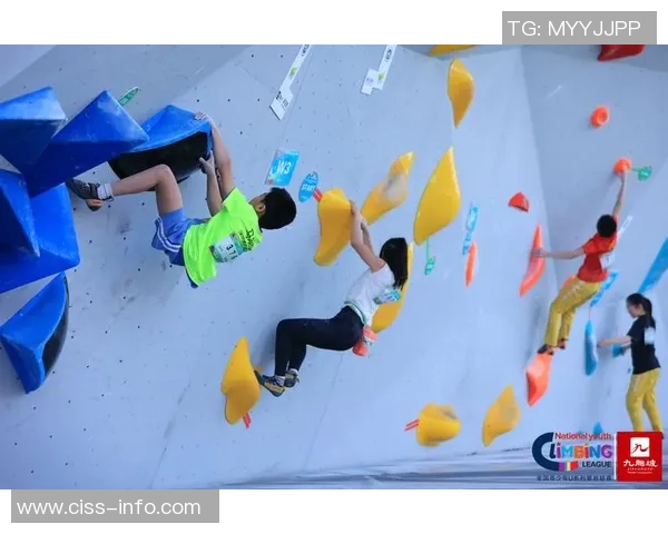 重庆飞盘队在攀岩联赛中以77分稳居积分榜首位